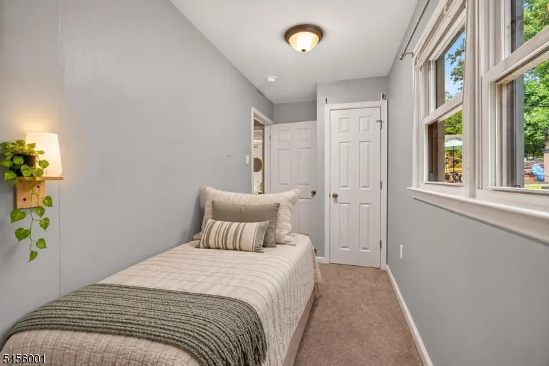 51 Roosevelt Trl Hopatcong, NJ 07843