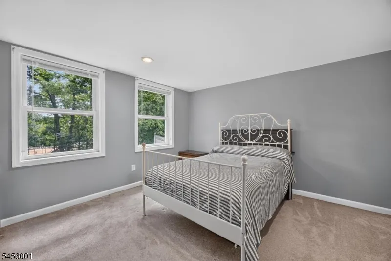 51 Roosevelt Trl Hopatcong, NJ 07843
