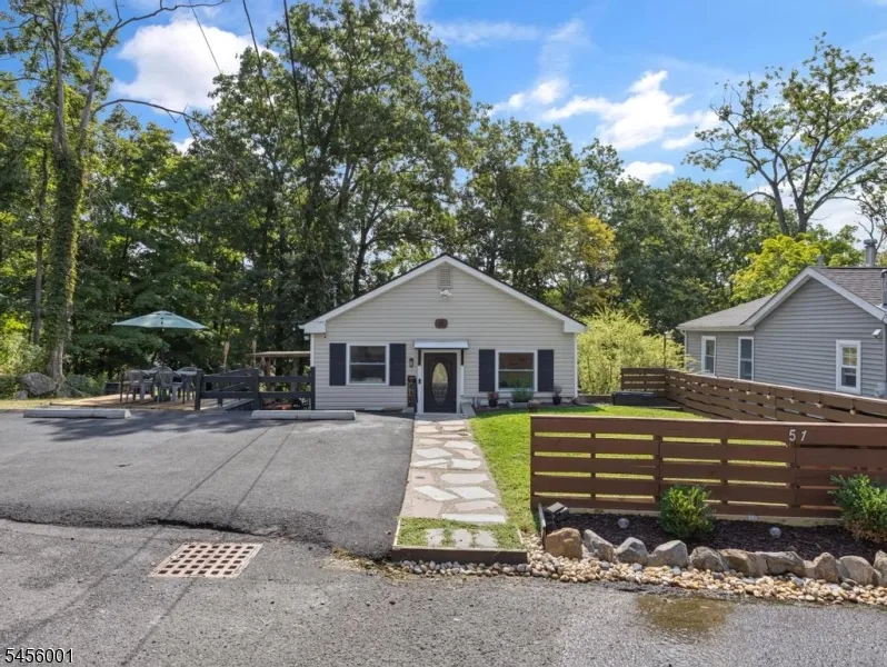 51 Roosevelt Trl Hopatcong, NJ 07843