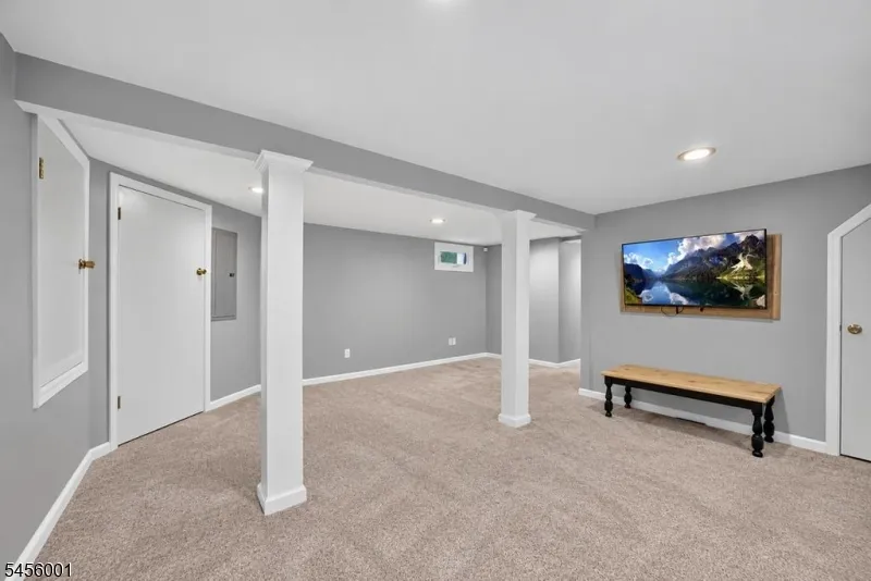 51 Roosevelt Trl Hopatcong, NJ 07843