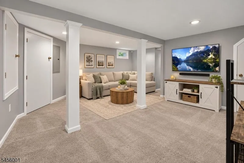 51 Roosevelt Trl Hopatcong, NJ 07843