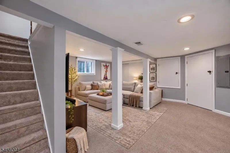 51 Roosevelt Trl Hopatcong, NJ 07843