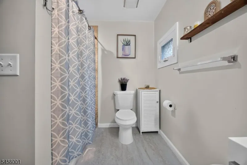 51 Roosevelt Trl Hopatcong, NJ 07843
