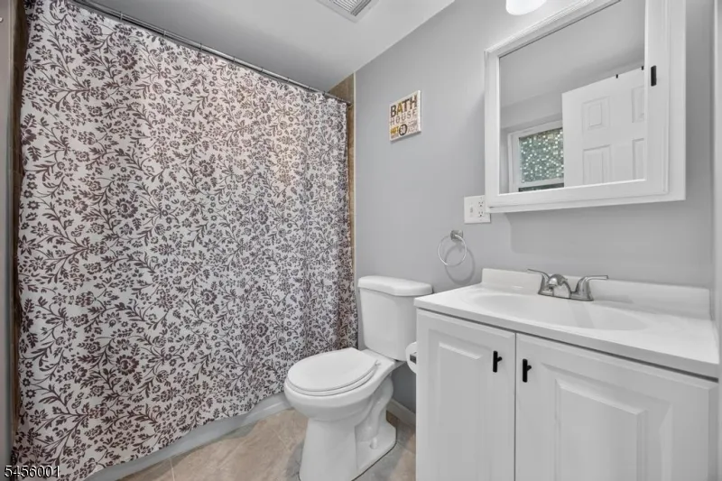 51 Roosevelt Trl Hopatcong, NJ 07843