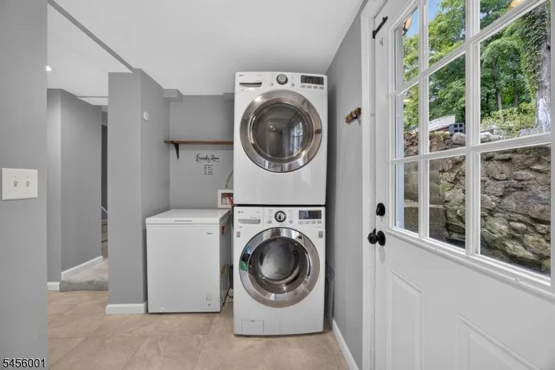 51 Roosevelt Trl Hopatcong, NJ 07843