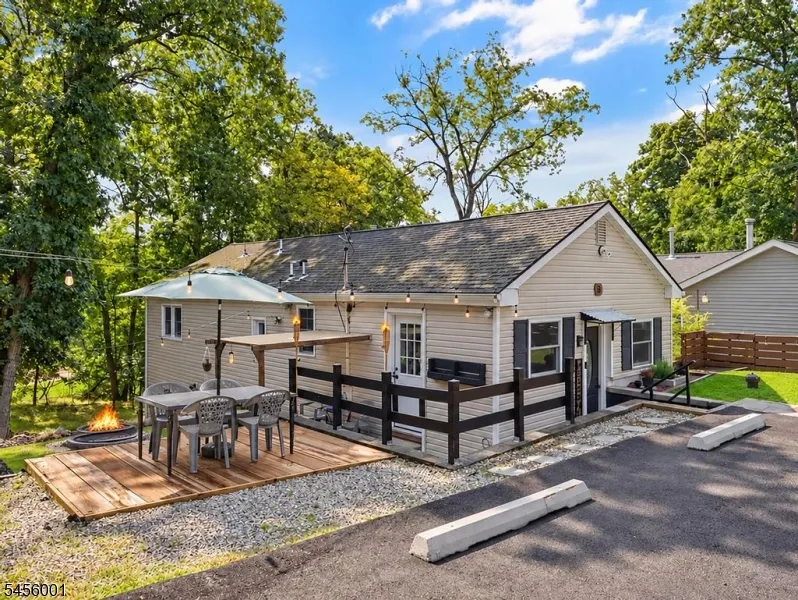 51 Roosevelt Trl Hopatcong, NJ 07843