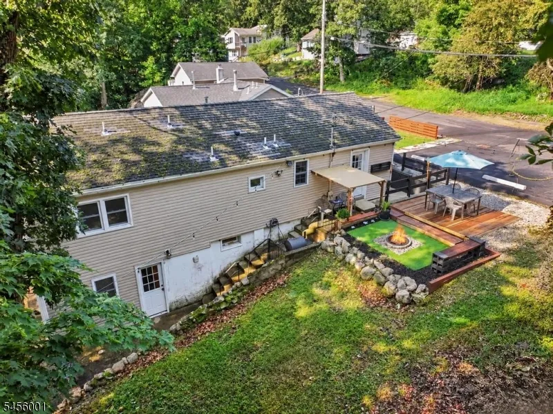 51 Roosevelt Trl Hopatcong, NJ 07843