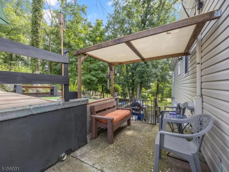 51 Roosevelt Trl Hopatcong, NJ 07843
