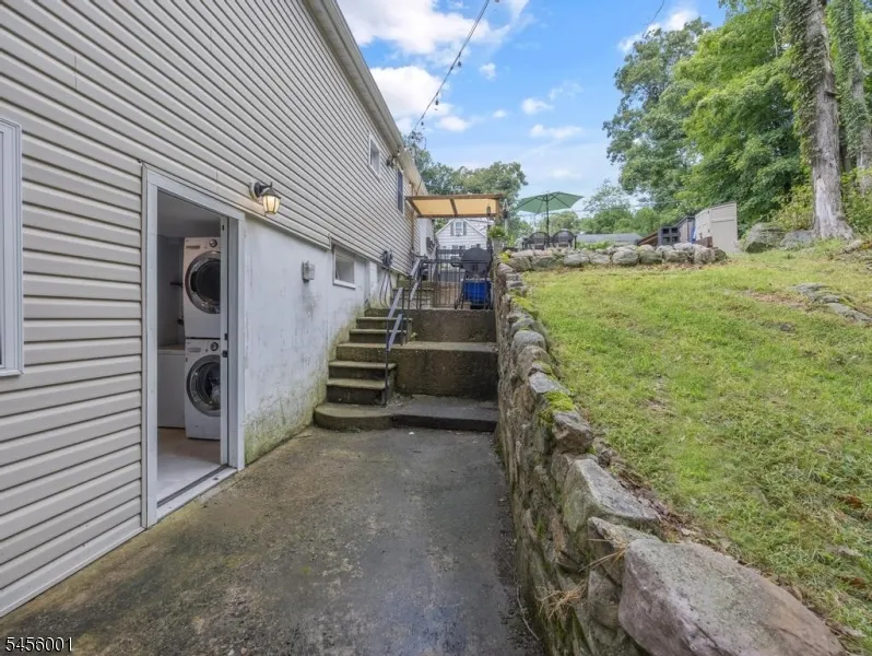 51 Roosevelt Trl Hopatcong, NJ 07843