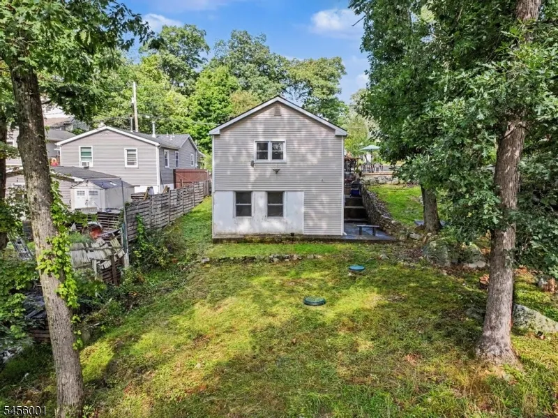 51 Roosevelt Trl Hopatcong, NJ 07843