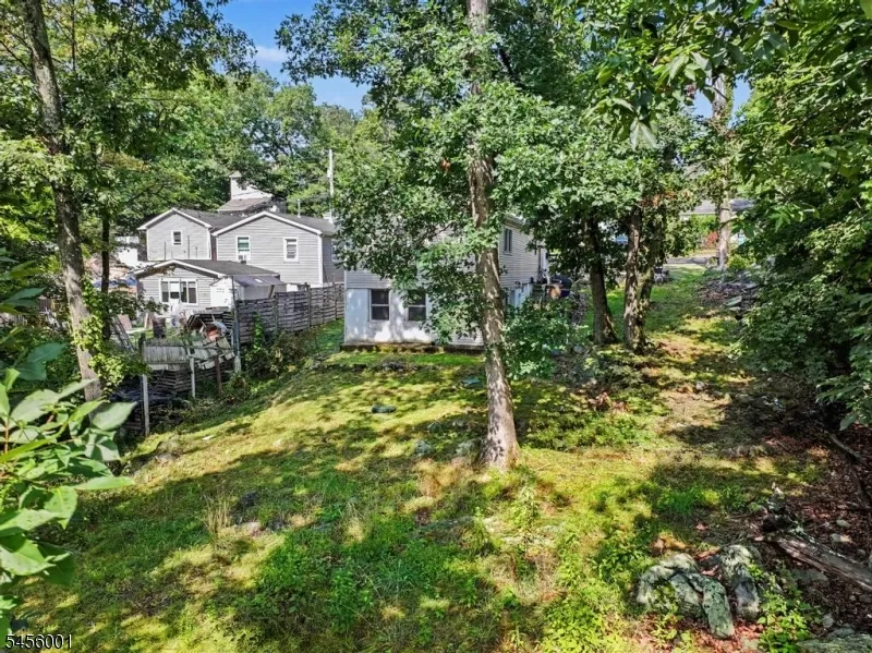 51 Roosevelt Trl Hopatcong, NJ 07843