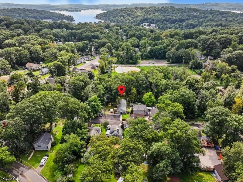 51 Roosevelt Trl Hopatcong, NJ 07843