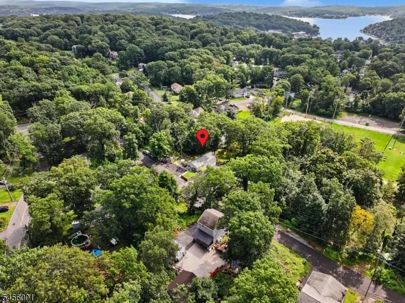 51 Roosevelt Trl Hopatcong, NJ 07843