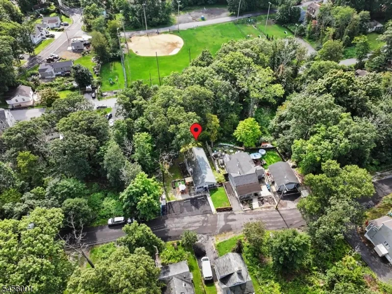 51 Roosevelt Trl Hopatcong, NJ 07843