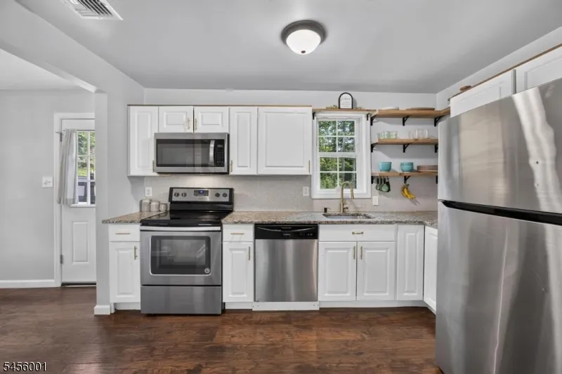 51 Roosevelt Trl Hopatcong, NJ 07843