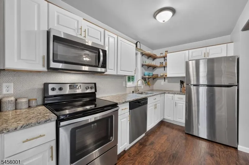 51 Roosevelt Trl Hopatcong, NJ 07843