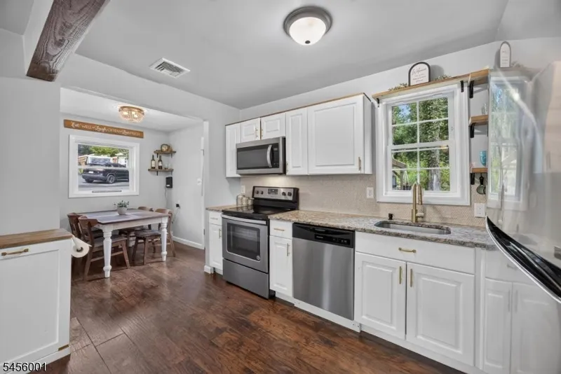 51 Roosevelt Trl Hopatcong, NJ 07843
