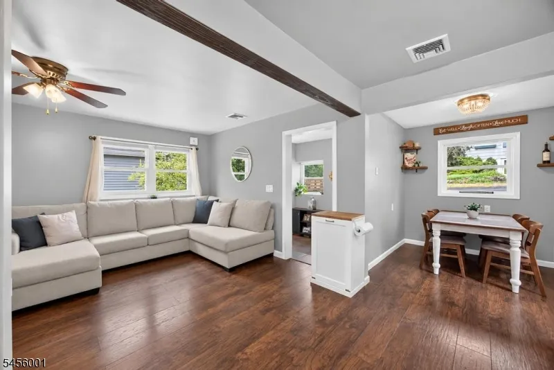 51 Roosevelt Trl Hopatcong, NJ 07843