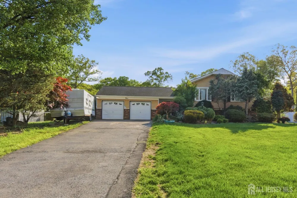 9 Camelot Court Manalapan, NJ 07726