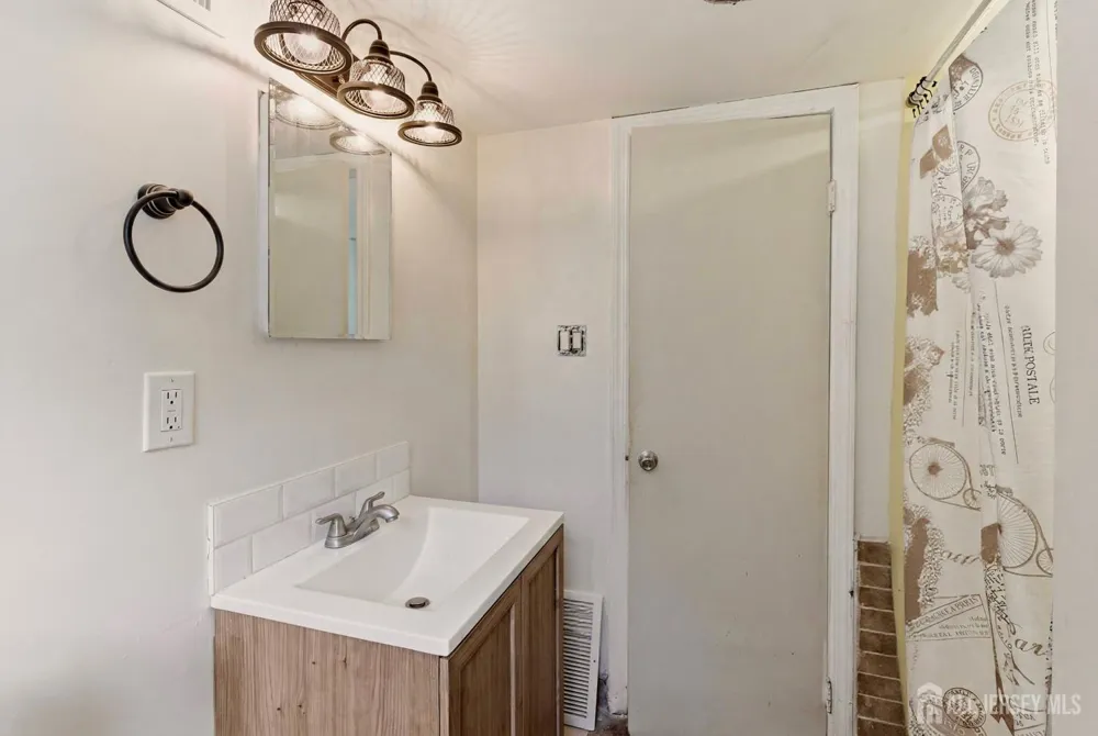 9 Camelot Court Manalapan, NJ 07726