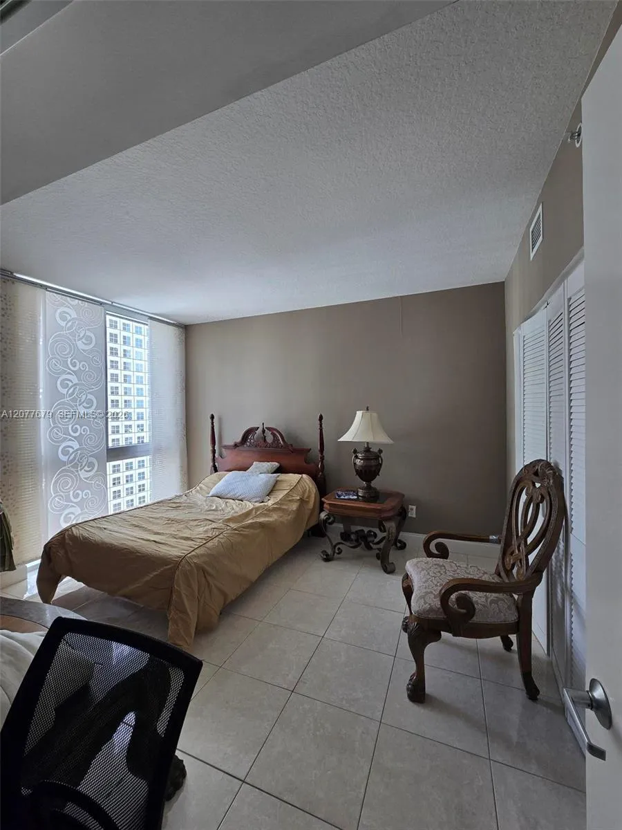 325 S Biscayne Blvd #3115 Miami, FL 33131