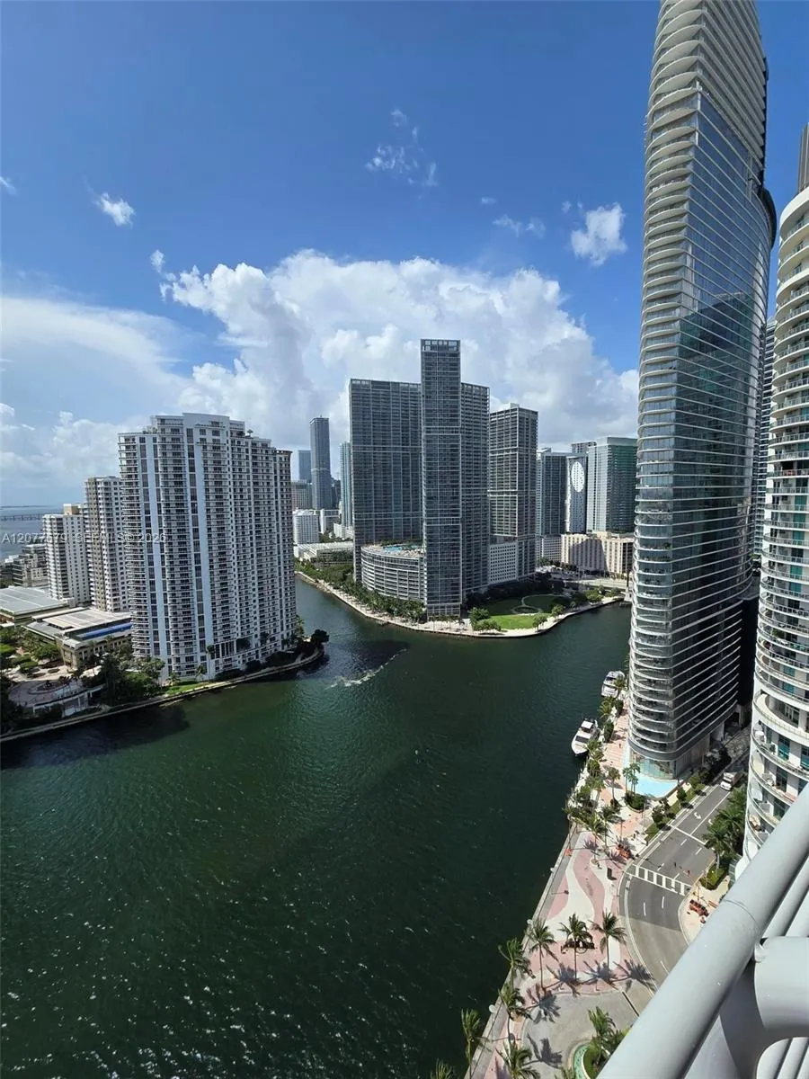 325 S Biscayne Blvd #3115 Miami, FL 33131