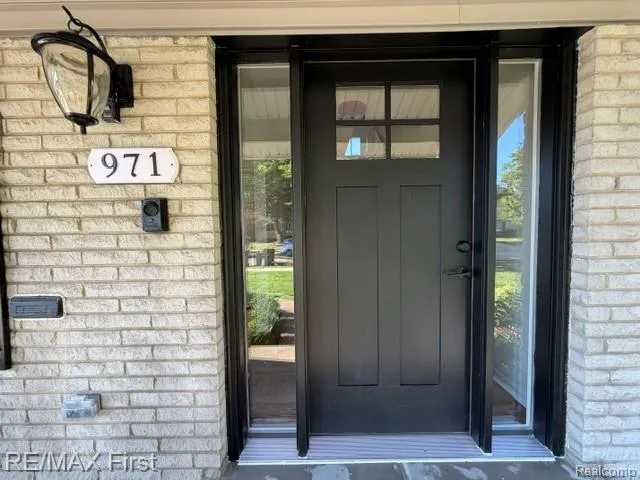 971 Canterbury Road Grosse Pointe Woods City, MI 48236