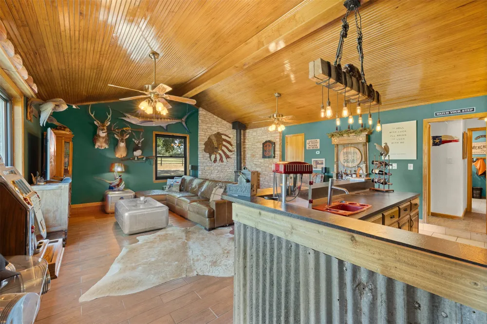 1045 Private Road 7005 Lexington, TX 78947