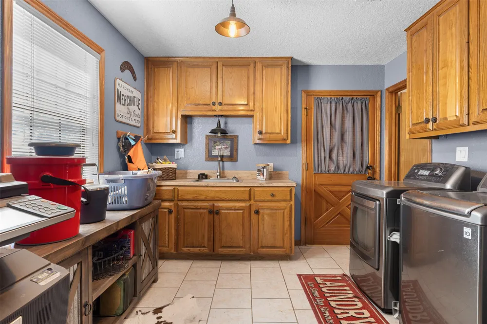 1045 Private Road 7005 Lexington, TX 78947