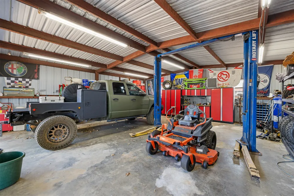 1045 Private Road 7005 Lexington, TX 78947