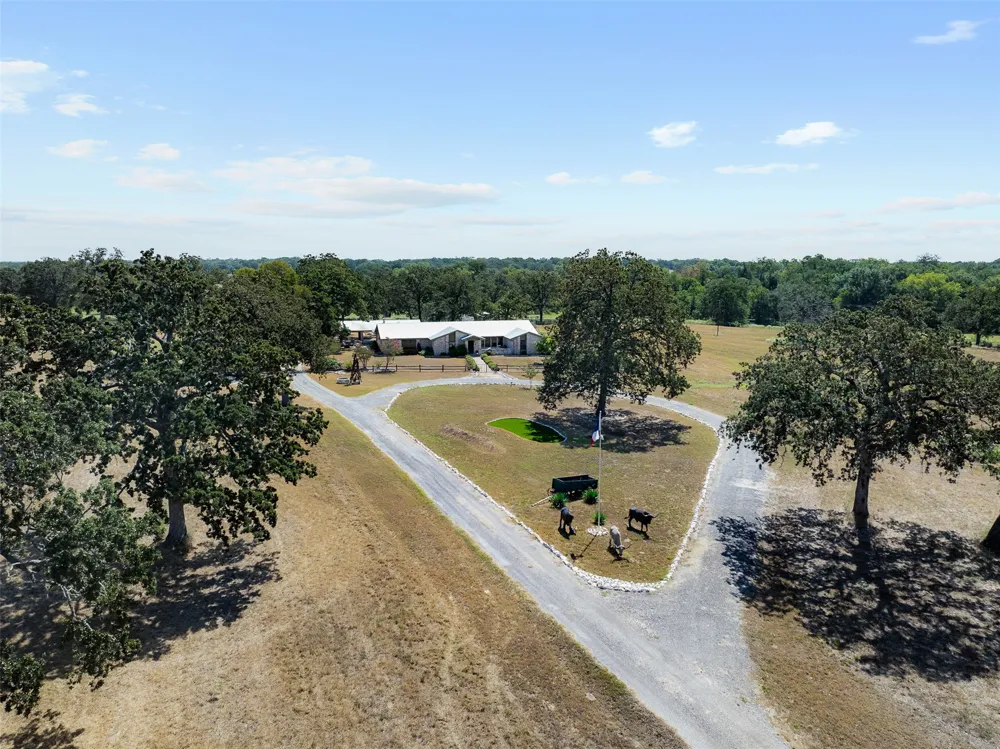 1045 Private Road 7005 Lexington, TX 78947