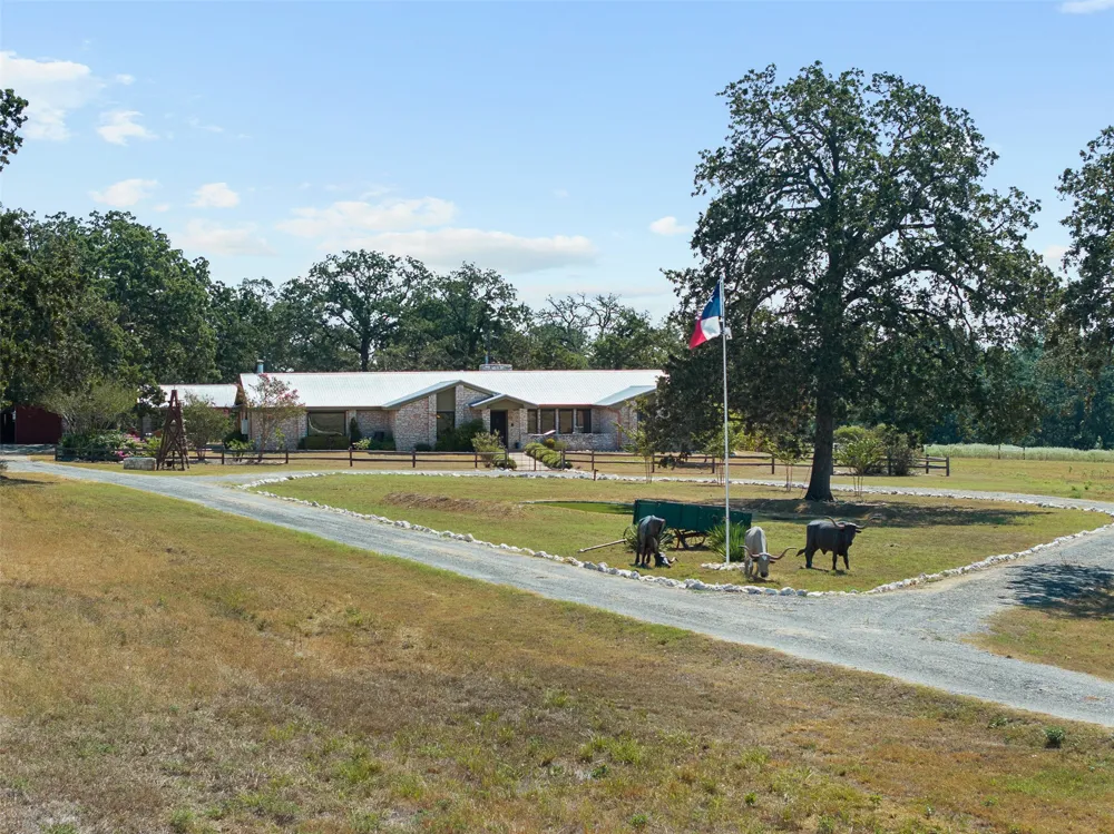 1045 Private Road 7005 Lexington, TX 78947