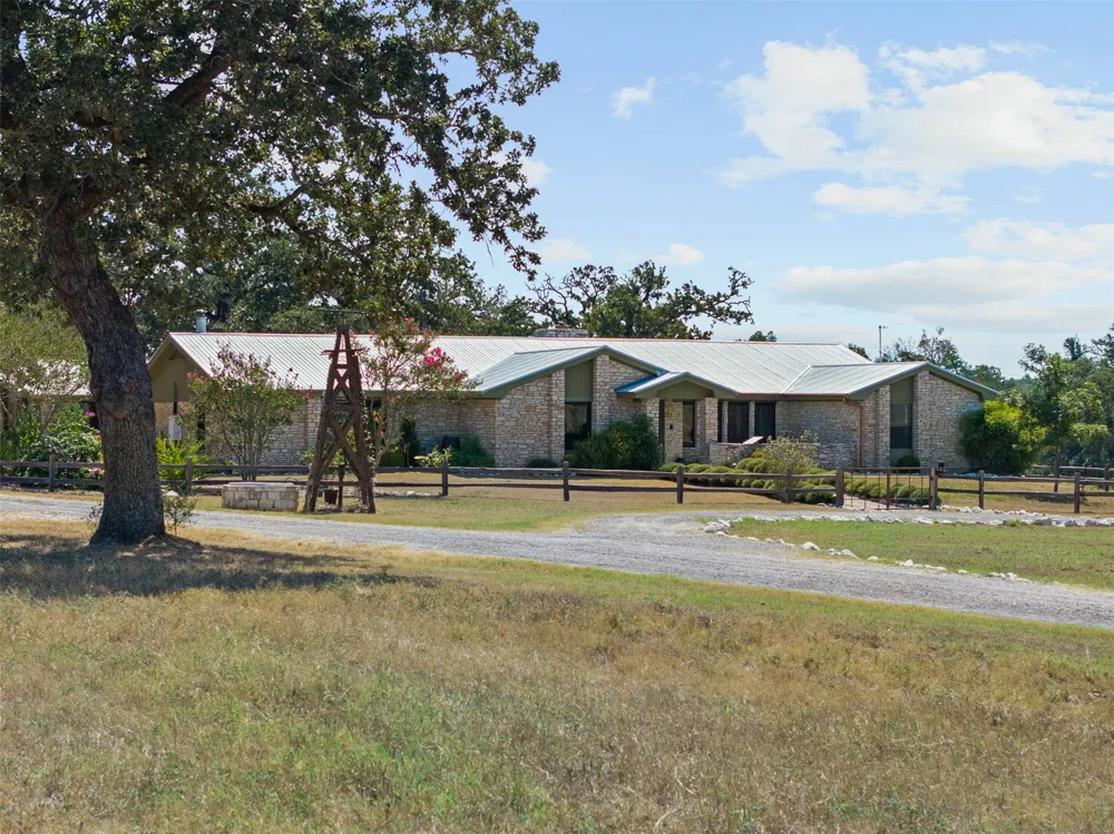 1045 Private Road 7005 Lexington, TX 78947