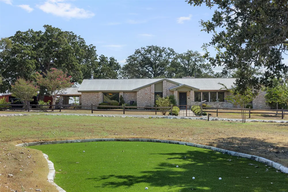 1045 Private Road 7005 Lexington, TX 78947