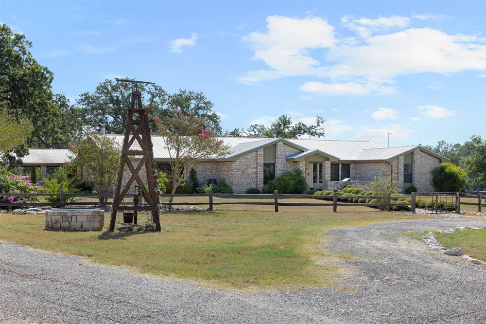 1045 Private Road 7005 Lexington, TX 78947