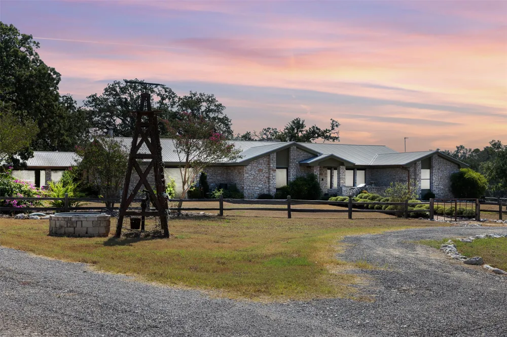 1045 Private Road 7005 Lexington, TX 78947