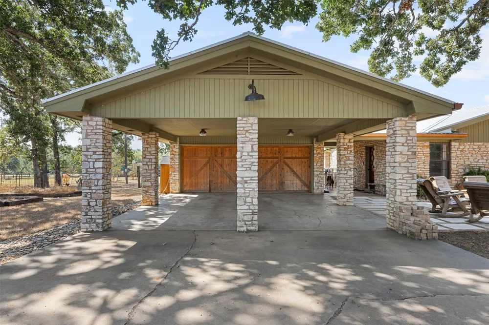1045 Private Road 7005 Lexington, TX 78947