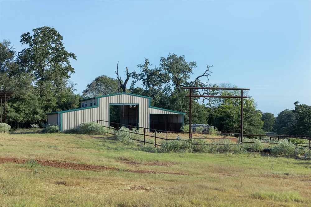 1045 Private Road 7005 Lexington, TX 78947