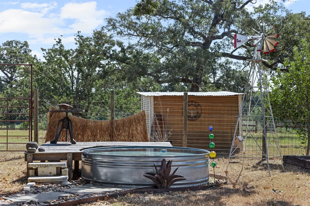 1045 Private Road 7005 Lexington, TX 78947