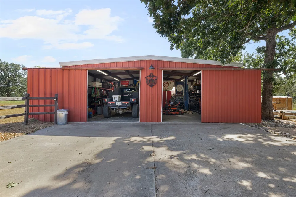 1045 Private Road 7005 Lexington, TX 78947