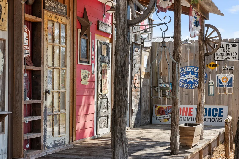 1045 Private Road 7005 Lexington, TX 78947