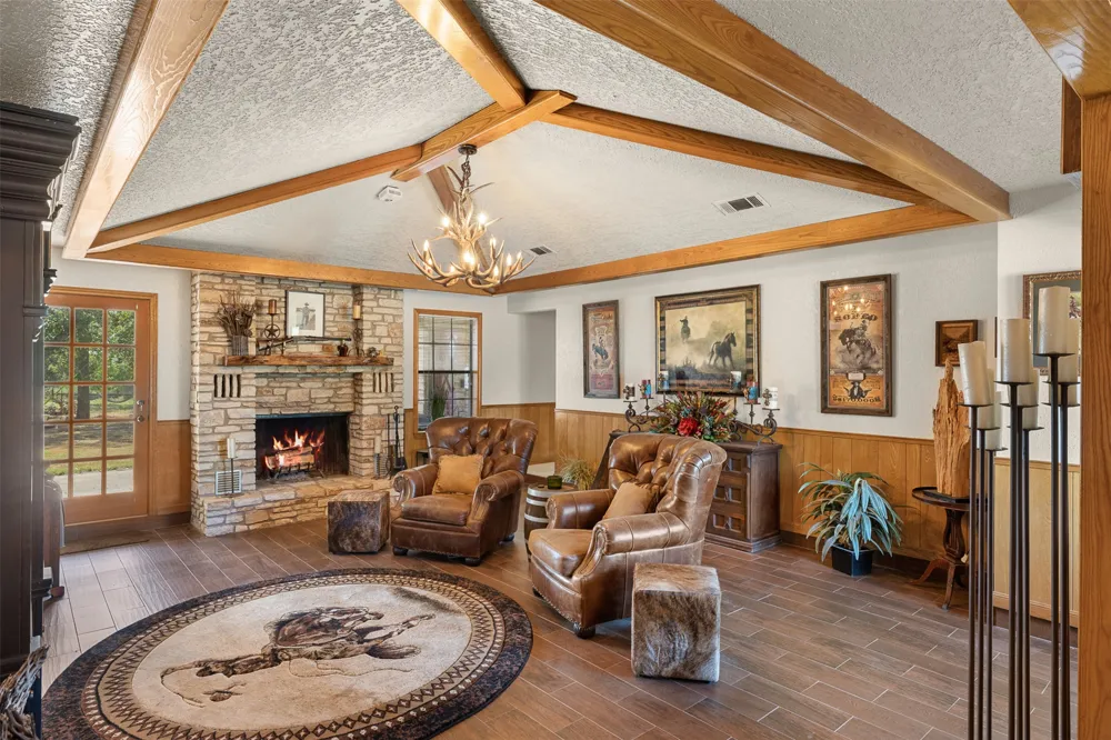 1045 Private Road 7005 Lexington, TX 78947