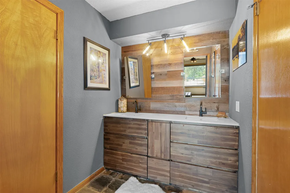 1045 Private Road 7005 Lexington, TX 78947
