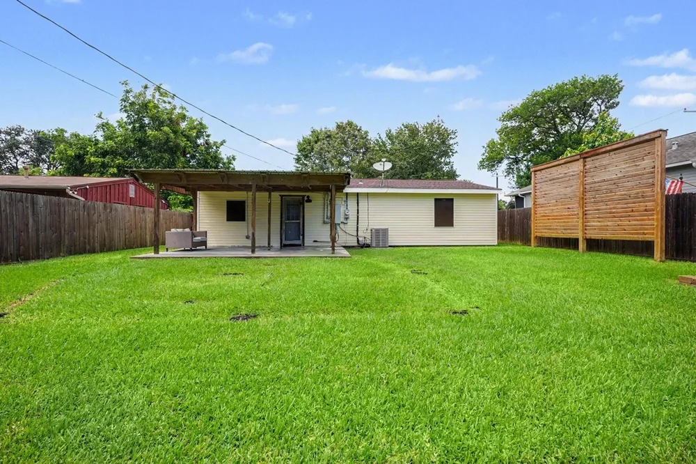 905 15th Ave N Texas City, TX 77590