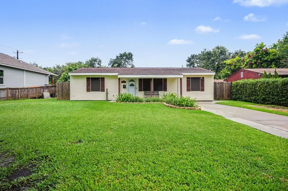905 15th Ave N Texas City, TX 77590