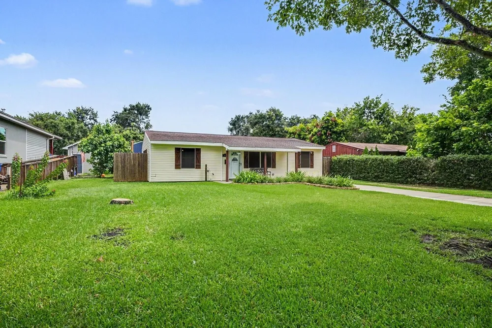 905 15th Ave N Texas City, TX 77590