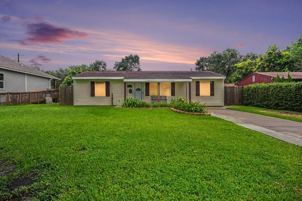 905 15th Ave N Texas City, TX 77590