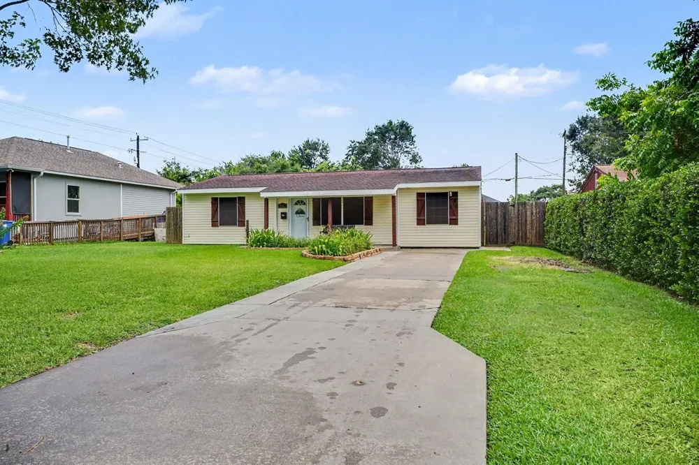 905 15th Ave N Texas City, TX 77590