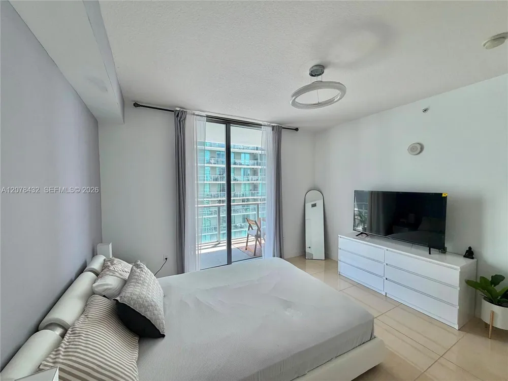 1111 SW 1st Ave #2215-N Miami, FL 33130
