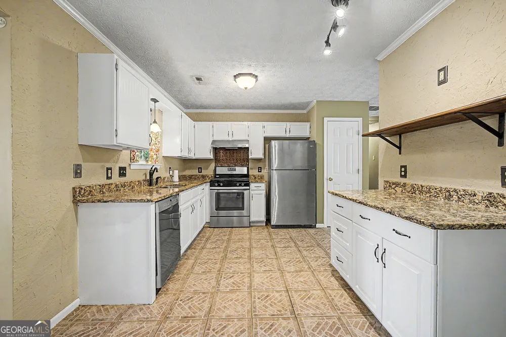 204 Spring CIR Stockbridge, GA 30281